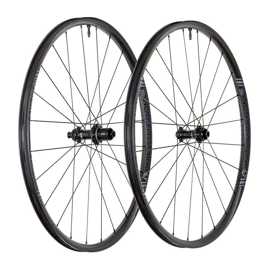 042058-02-700::0::042058-02-700::Industry Nine, Solix SL UL250c CX, Roue, Avant et Arrière, 700C / 622, Trous: Av: 24, Arr: 24, Av: 12mm, Arr: 12mm, Av: 100, Arr: 142, Disque Center Lock, SRAM XD-R, Ensemble