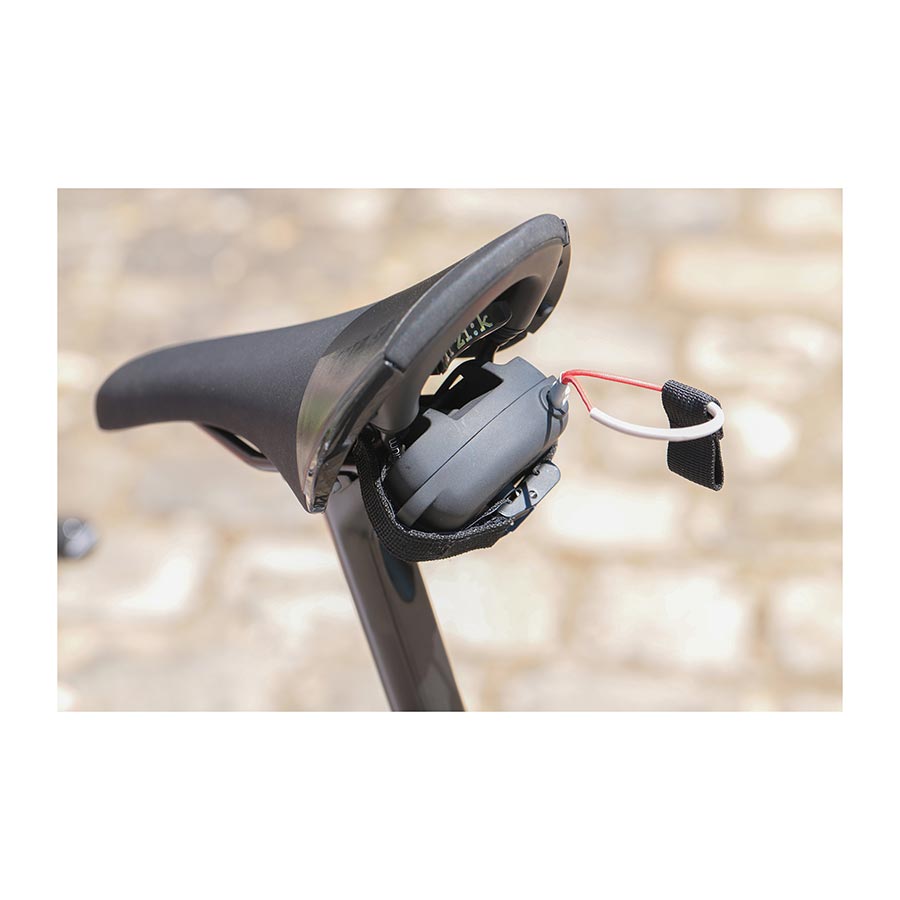 830130-01::2::830130-01::Zefal, Bike Taxi, Corde auto-rétractable de 2 m de long avec une capacité de remorquage de 95 kg