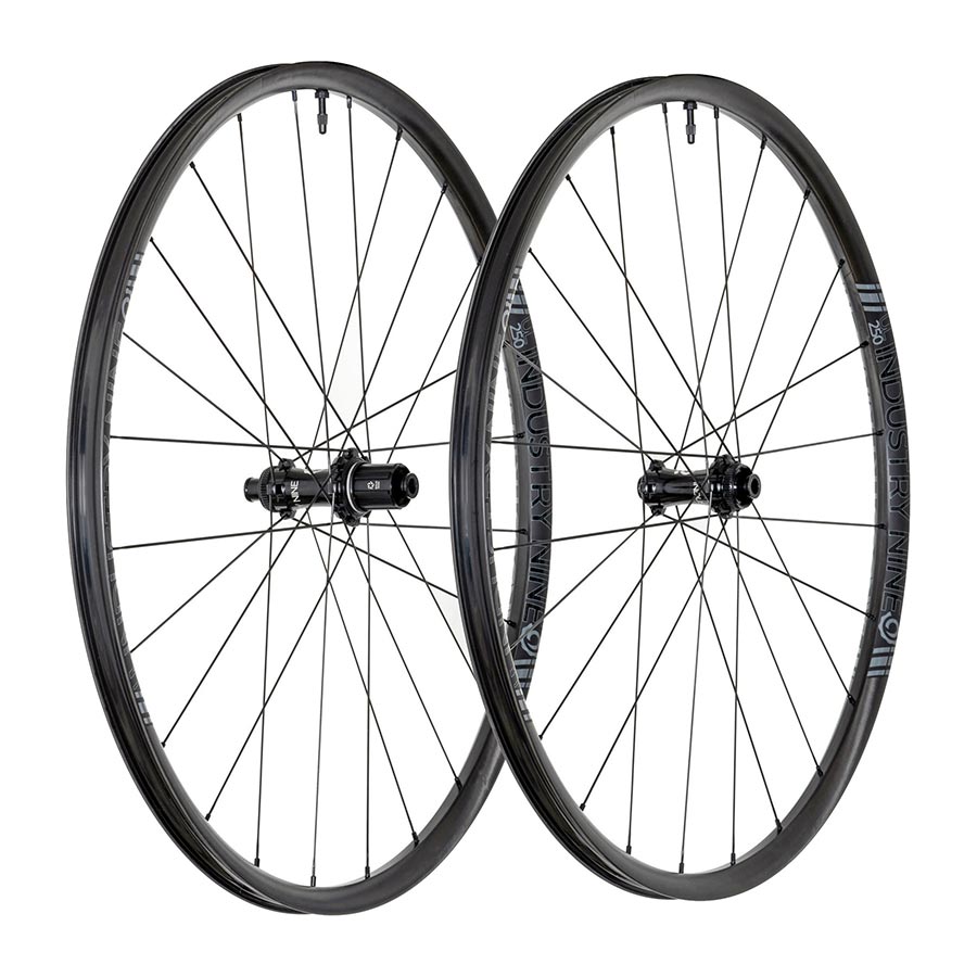 042058-01-700::0::042058-01-700::Industry Nine, Solix SL UL250c CX, Roue, Avant et Arrière, 700C / 622, Trous: Av: 24, Arr: 24, Av: 12mm, Arr: 12mm, Av: 100, Arr: 142, Disque Center Lock, Shimano Road 11, Ensemble