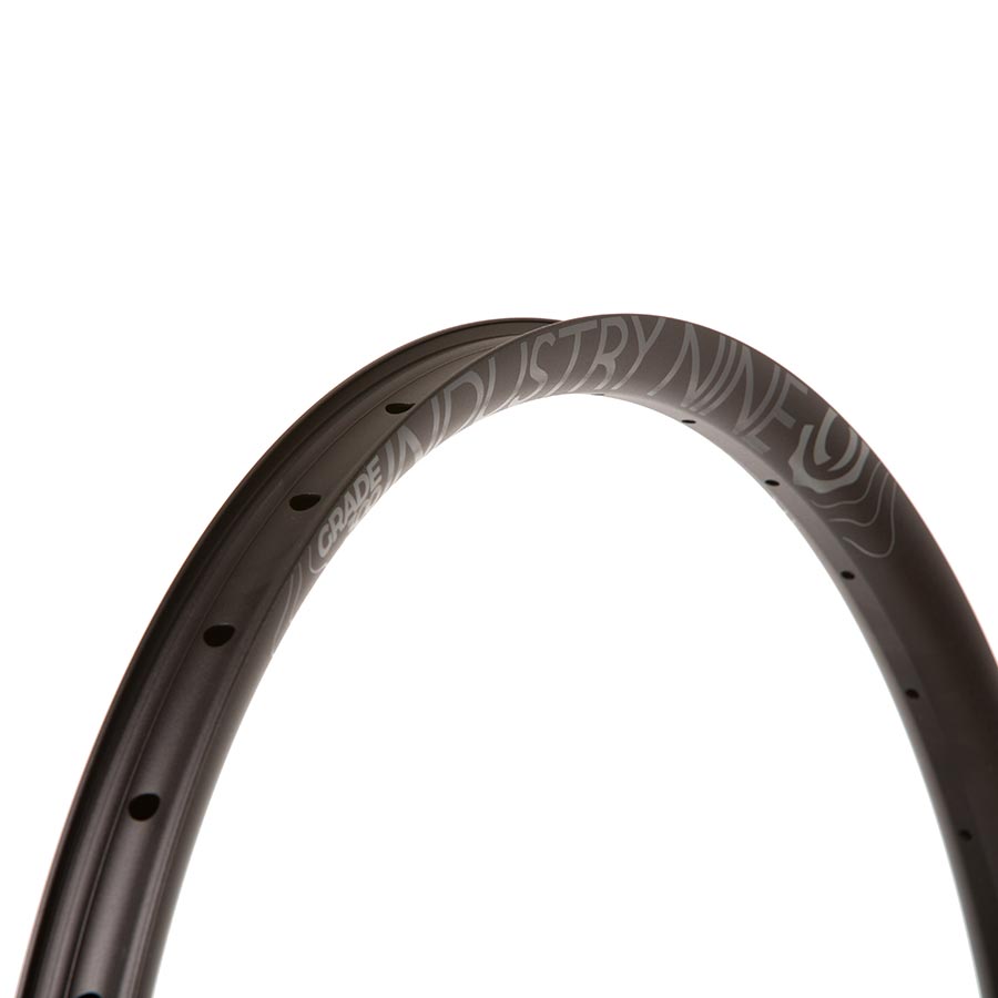 060758-02-275::0::060758-02-275::Industry Nine, Grade 300, Jante, 27.5'', Trous: 32, Noir