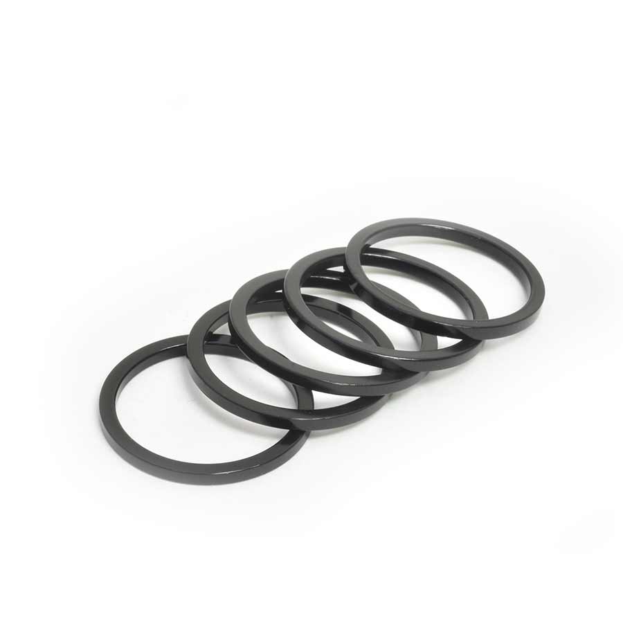150486-04::1::150486-04::Wheels Manufacturing, Espaceur pour jeu de direction, 1-1/8'', Hauteur: 2.5mm, Aluminium, Noir, 5pcs