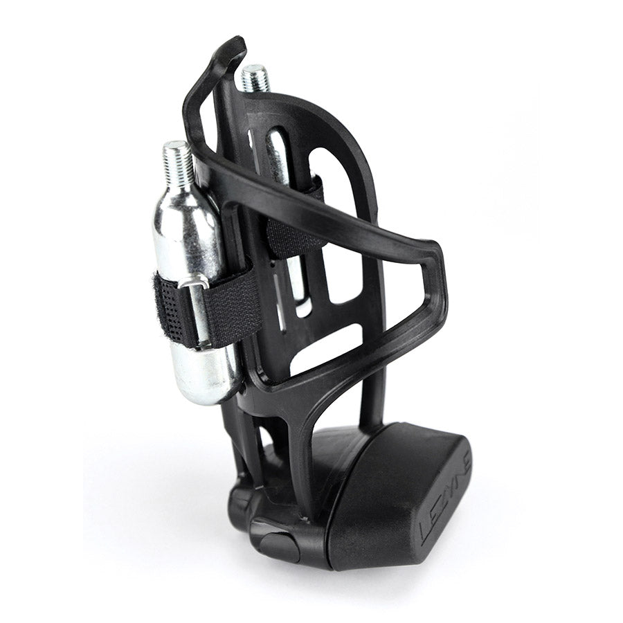 710189-01::1::710189-01::Lezyne, Tubeless Flow Storage Loaded, Porte-Bidon, Composite, Comprend Une Tête CO2, Multi-Outil V18, Trousse De Réparation de Pneus Tubeless,2 Cartouches CO2 (Droit)