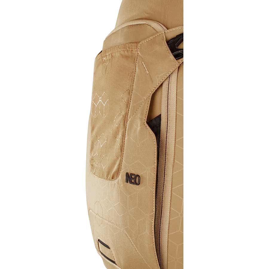 721226-02-SM::1::721226-02-SM::EVOC, Neo, Sac à dos avec protection, 16L, Or, SM