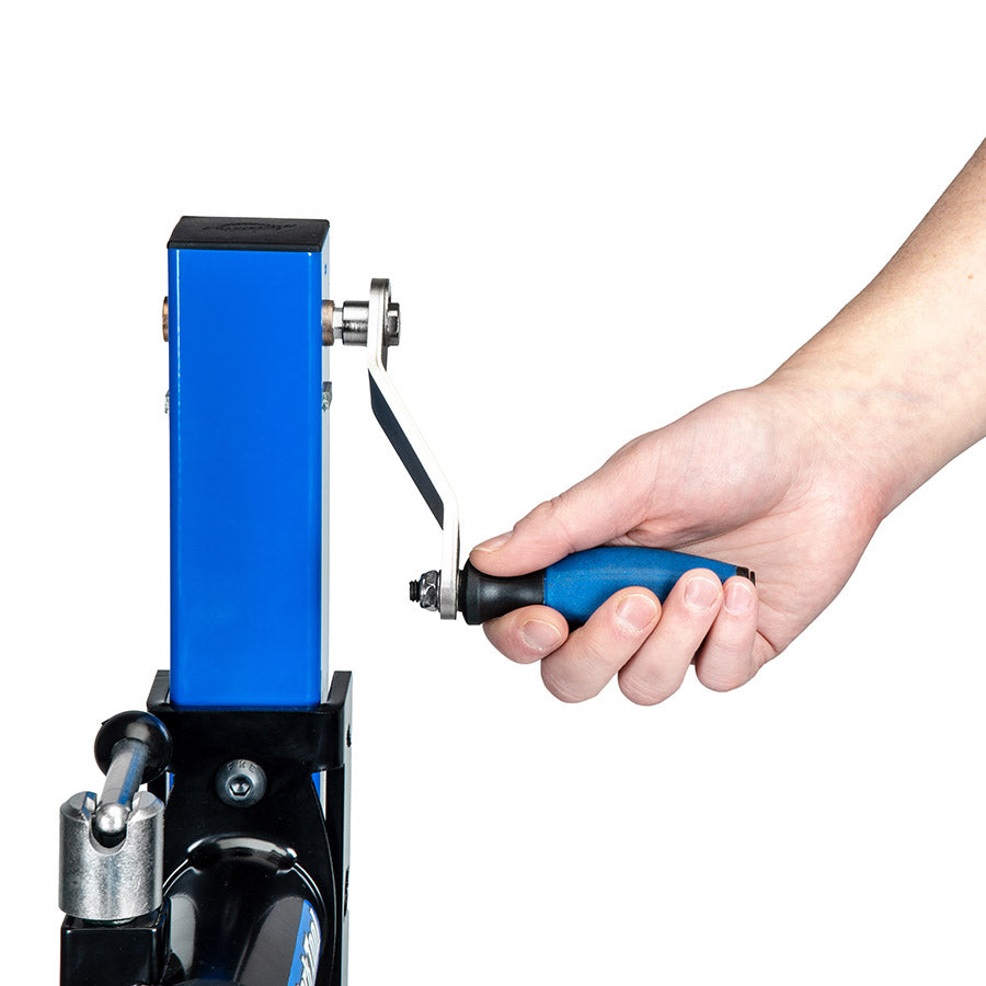 902896-01::1::902896-01::Park Tool, PRS-30LB, Pied de réparation d'atelier avec manivelle d'ajustement de hauteur, pour base d'acier